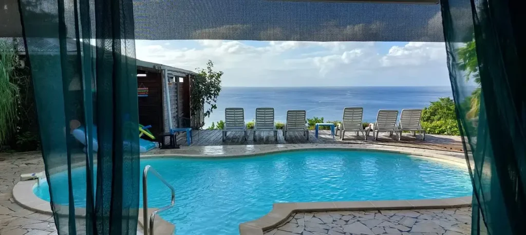 Vue sur la piscine depuis La Mezzanine Chez kazAnne Pointe Noire Guadeloupe