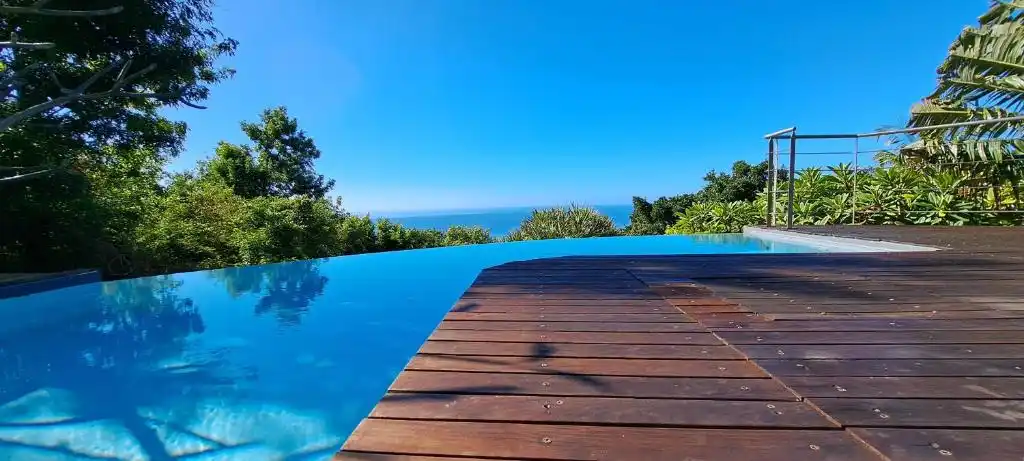 Piscine à débordement surplombant la côte sous le vent à Villa Secret Garden Pointe-Noire Guadeloupe