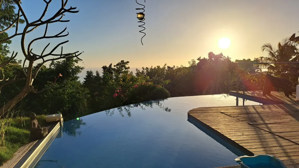 Piscine avec vue panoramique sur la mer à la Villa Secret Garden Pointe-Noire Guadeloupe