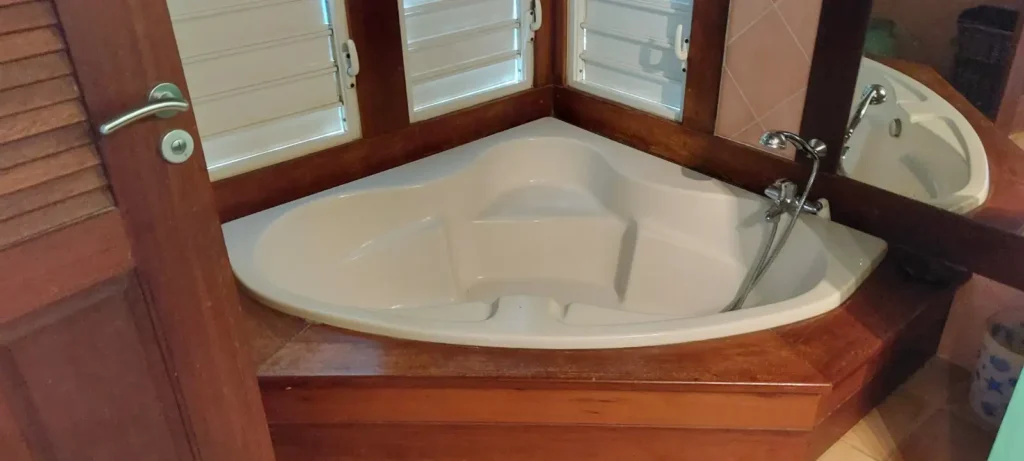 Salle de bain avec baignoire d'angle à la Villa Secret Garden Pointe-Noire Guadeloupe