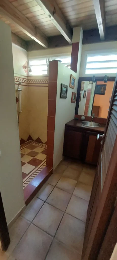 Salle de douche à l'italienne à la Villa Secret Garden Pointe-Noire Guadeloupe