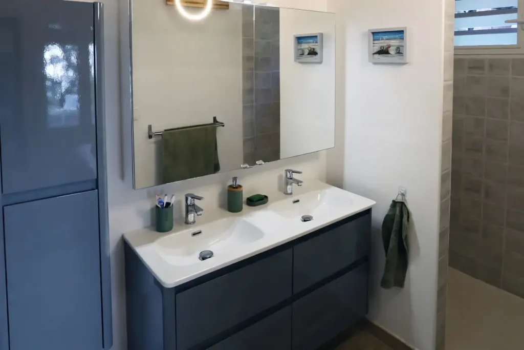 Salle d'eau avec deux vasques et douche à l'italienne Villa Ti'Kawet Pointe-Noire Guadeloupe