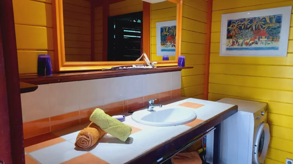 Salle d'eau avec douche tropicale du gîte Ravin La Acomat Bellevue Pointe-Noire Guadeloupe