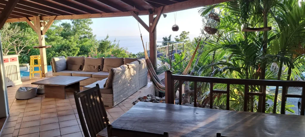 Salon extérieur avec la mer pour décor à la Villa Secret Garden Pointe-Noire Guadeloupe