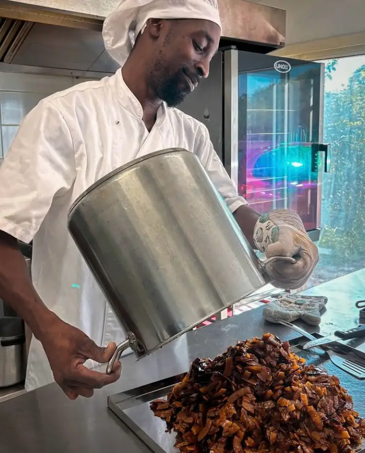 Samuel confectionne les Sikofwi de Sam's Delices 971 à Port-Louis Guadeloupe