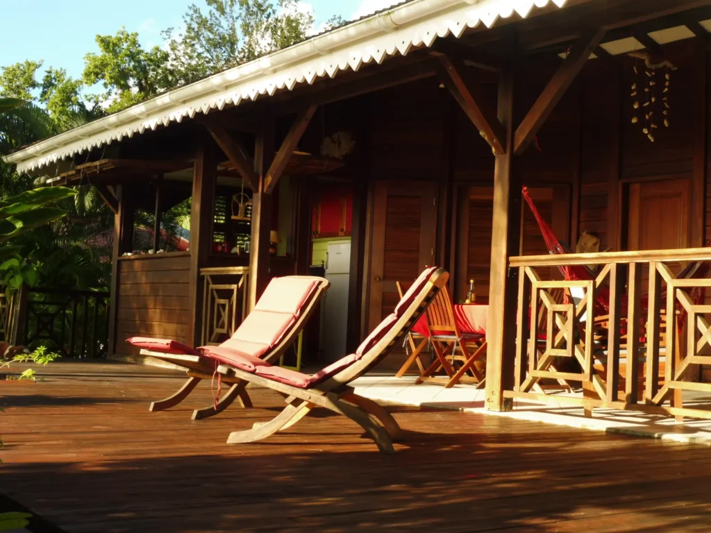 Terrasse face à la mer du Bungalow Gwo-Roch Acomat Bellevue Pointe-Noire Guadeloupe