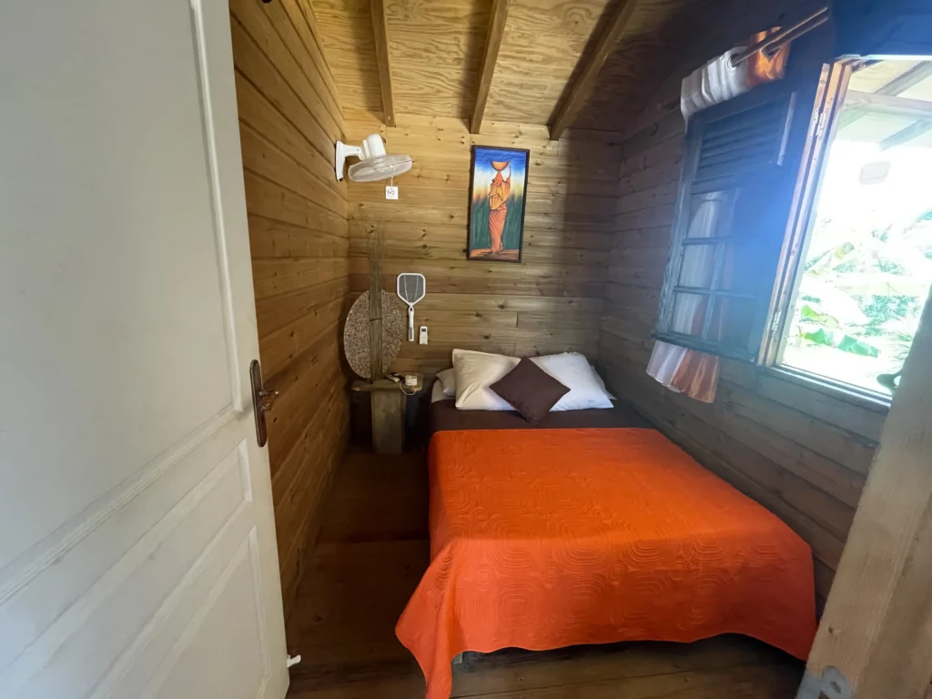 Une chambre climatisée L'oiseau du Paradis - Gîte du Cocon Sainte-Rose Guadeloupe