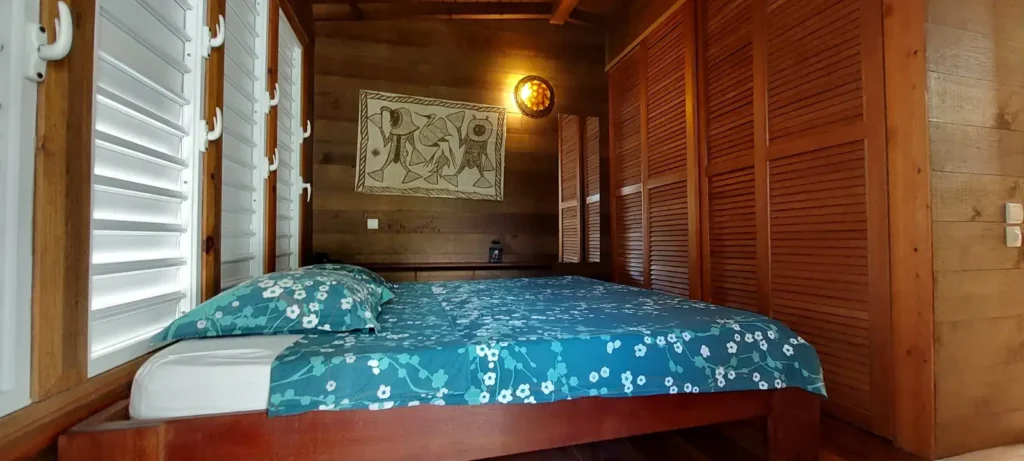 Une chambre du rez de jardin à la Villa Secret Garden Pointe-Noire Guadeloupe