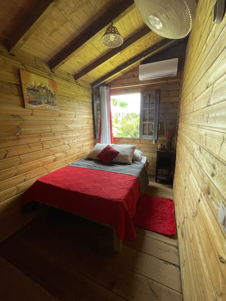 Une des chambres climatisées du Gîte Flamboyant - Gîtes du Cocon à Sainte-Rose Guadeloupe