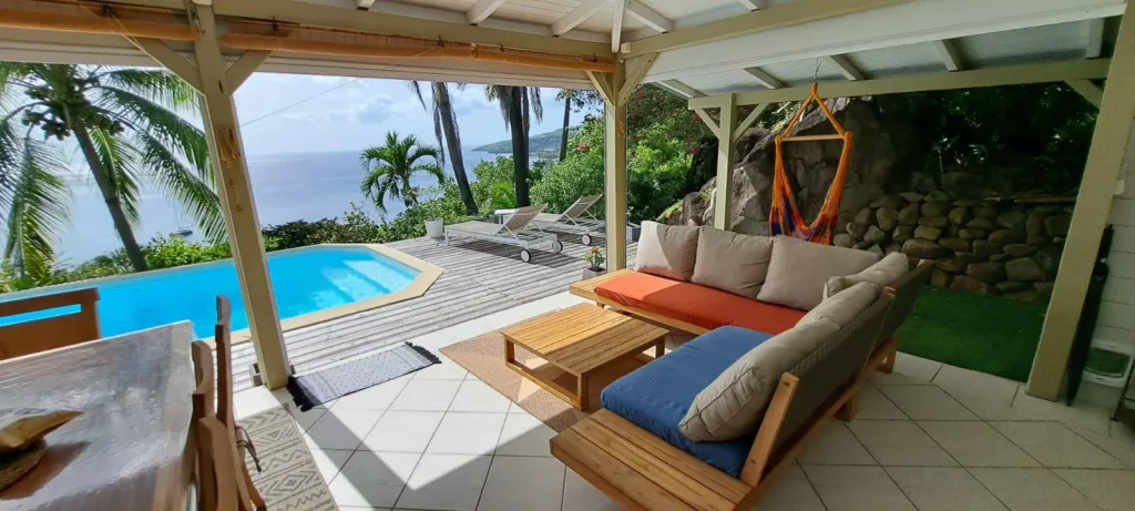 Vue de la piscine depuis le salon de La Kaz à Thomy Pointe-Noire Guadeloupe