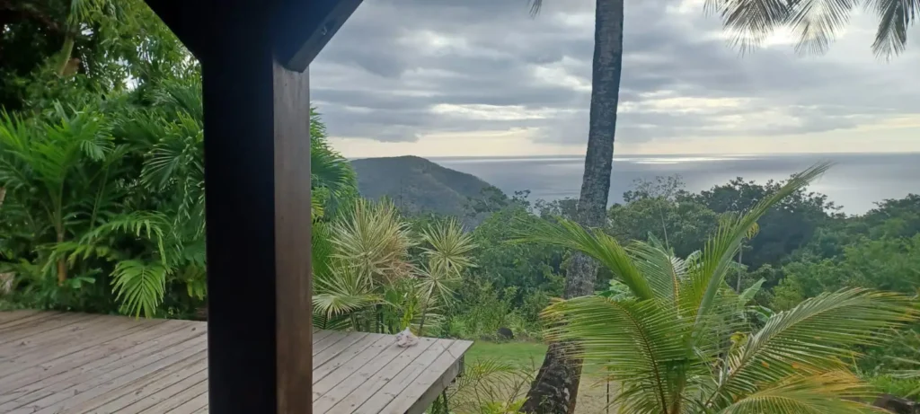 Vue de l'orage qui vient sur Bungalow Gwo-Roch Acomat Bellevue Pointe-Noire Guadeloupe