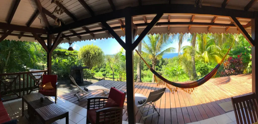 Vue sur la mer depuis le séjour du gîte Ti Ravin La Acomat Bellevue Pointe-Noire Guadeloupe