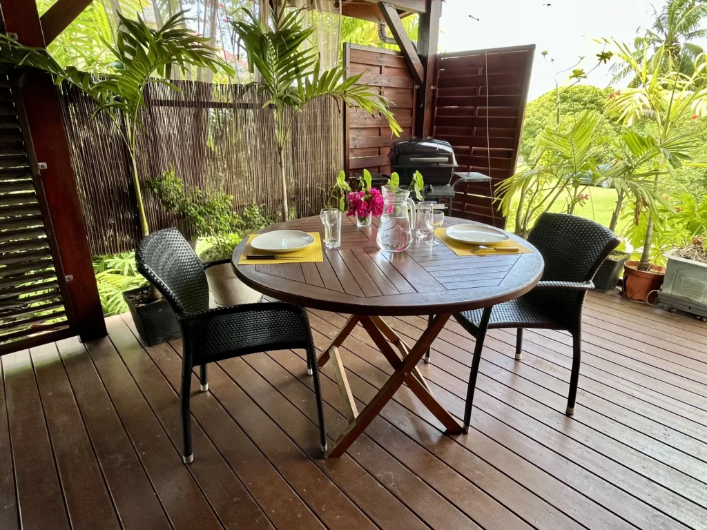 Coin repas et barbecue sur la terrasse couverte au Studio Anolis Caraïbe Créol'Keys à Port-Louis Guadeloupe