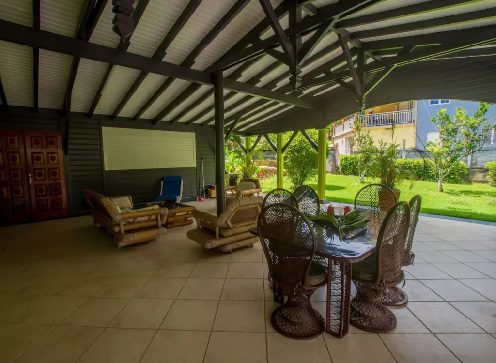 Confortable terrasse couverte Gîte Le Multipliant au Berceau de Moise Le Lamentin Guadeloupe