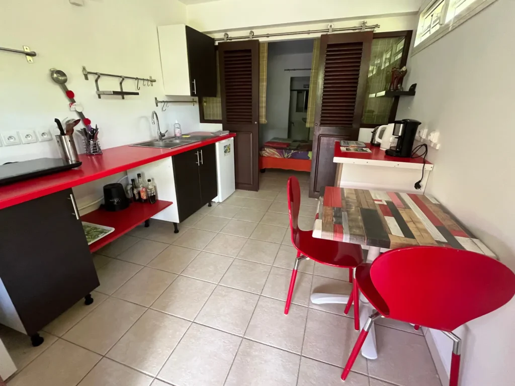 Cuisine entièrement équiée du studio Colibri Caraïbe Créol'Keys à Port-Louis Guadeloupe