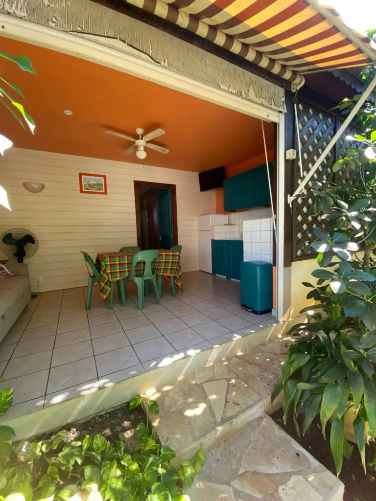 De l'espace pour le coin repas des studios Villa Bagatelle à Sainte-Rose Guadeloupe