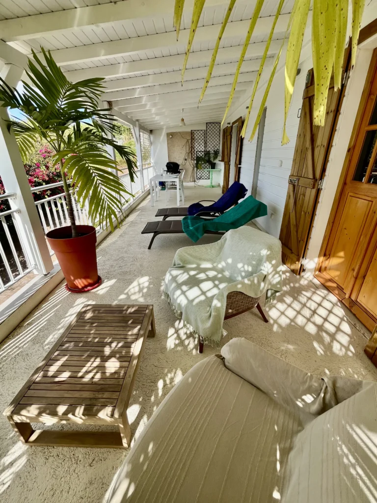 Espace détente sur la terrasse du T2 Kiou Caraïbe Créol'Keys à Port-Louis Guadeloupe