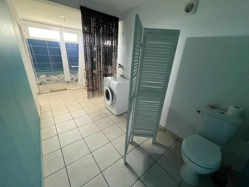 Grande douche à l'italienne au Studio Anolis Caraïbe Créol'Keys à Port-Louis Guadeloupe