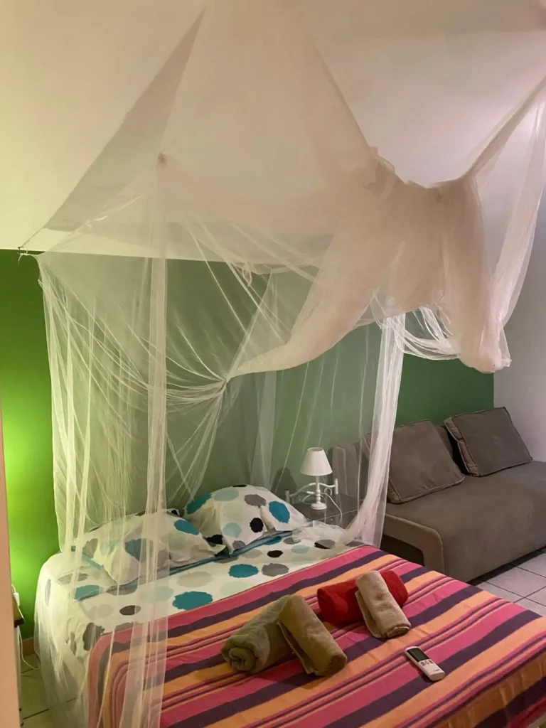 La chambre avec le grand lit 140x190 des studios Villa Bagatelle à Sainte-Rose Guadeloupe