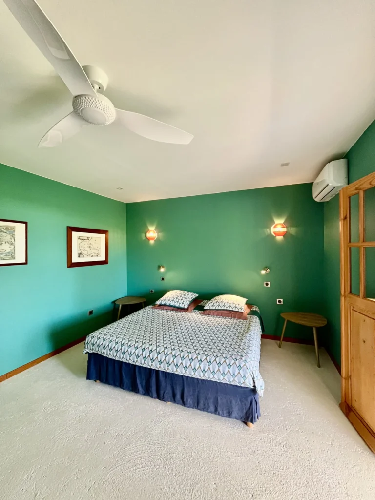 La chambre avec lit King Size du T2 Kiou Caraïbe Créol'Keys à Port-Louis Guadeloupe