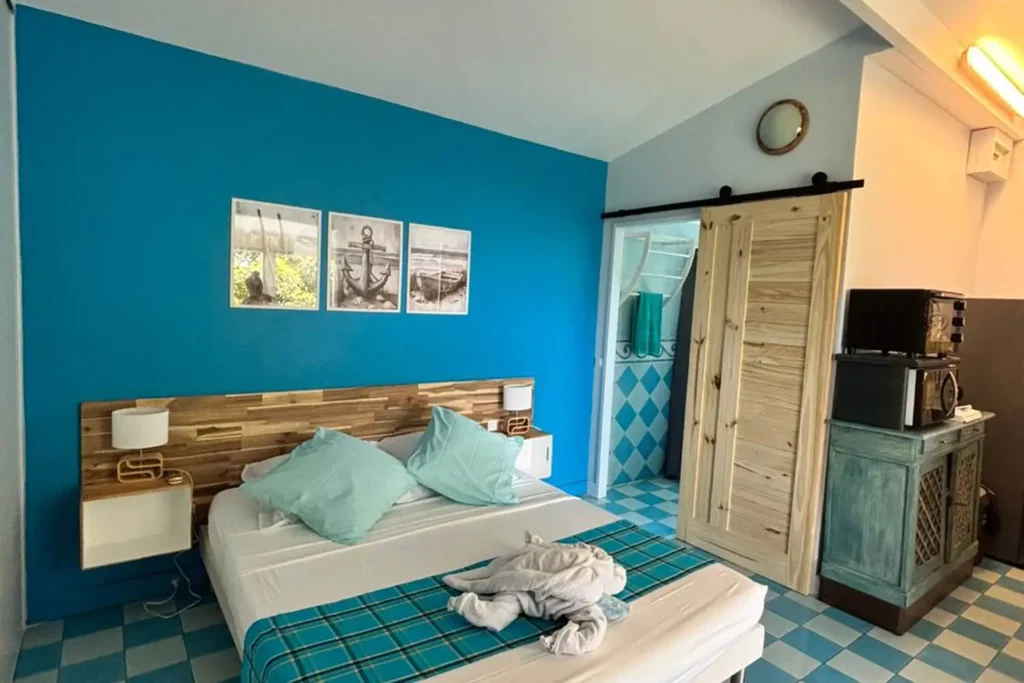 La chambre climatisée du Gîte Azur Habitation Pineau à Deshaies Guadeloupe