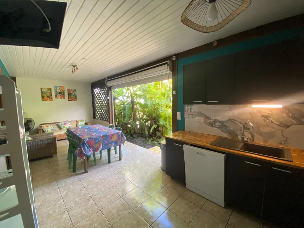 La cuisine entièrement équipée et le coin salon aux bungalows de la Villa Bagatelle à Sainte-Rose Guadeloupe