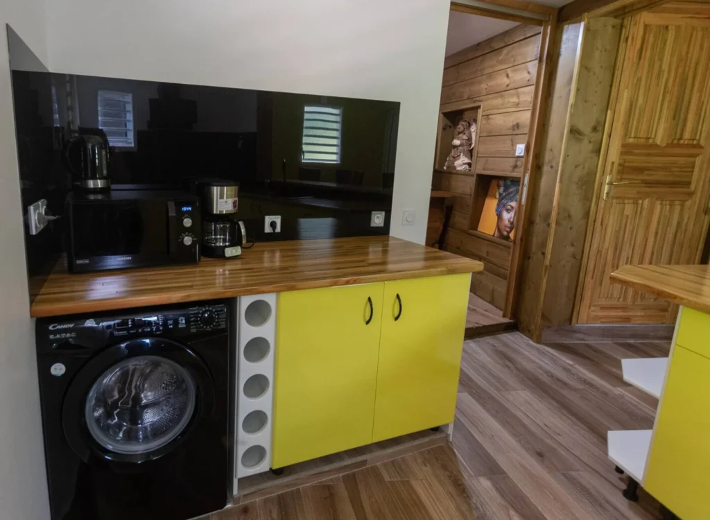 La cuisine équipée du Gîte Bambou Le Berceau de Moïse Le Lamentin Guadeloupe