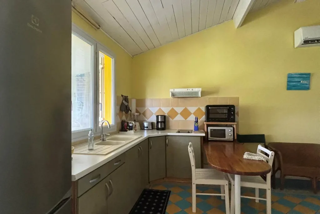 La cuisine équipée et le coin repas gîte Soleil Couchant Habitation Pineau à Deshaies Guadeloupe