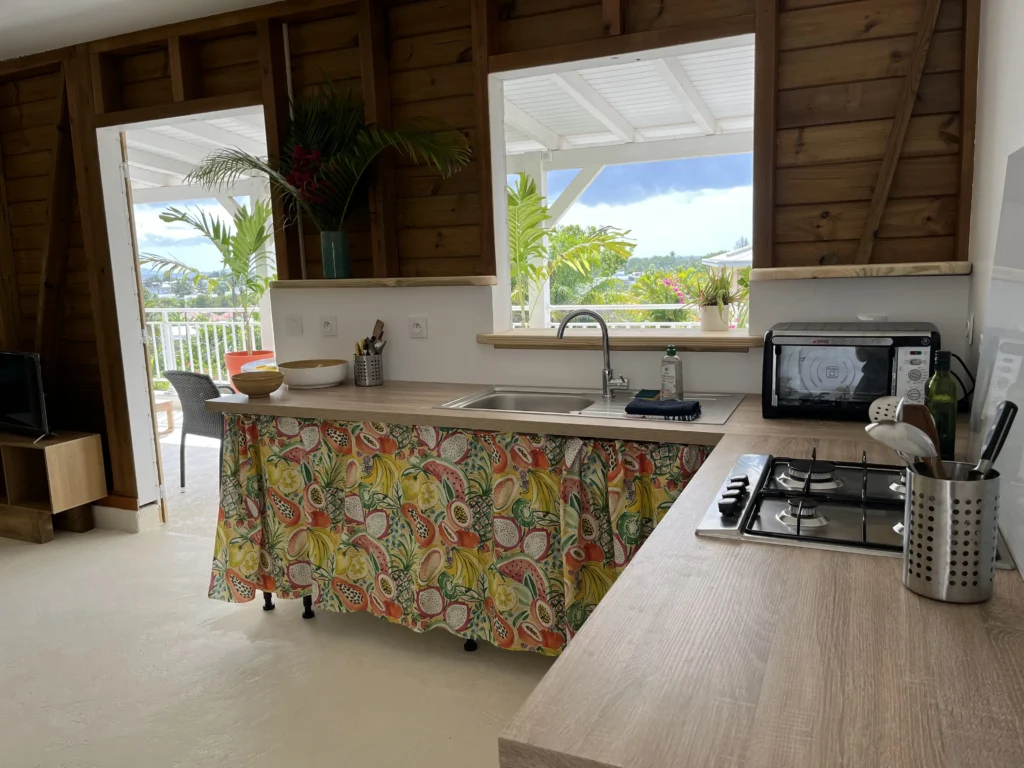 La cuisine équipée et ouverte sur la terrasse du T2 Kiou Caraïbe Créol'Keys à Port-Louis Guadeloupe