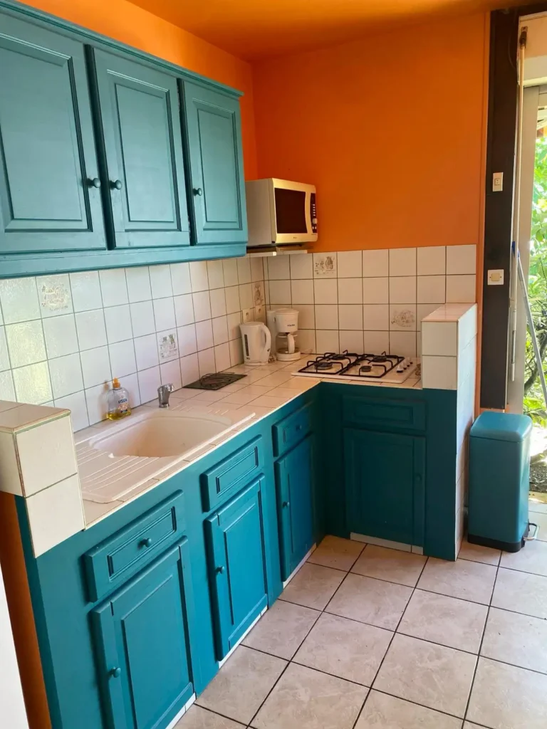 La cuisine fonctionnelle et bien équipée des studios Villa Bagatelle à Sainte-Rose Guadeloupe