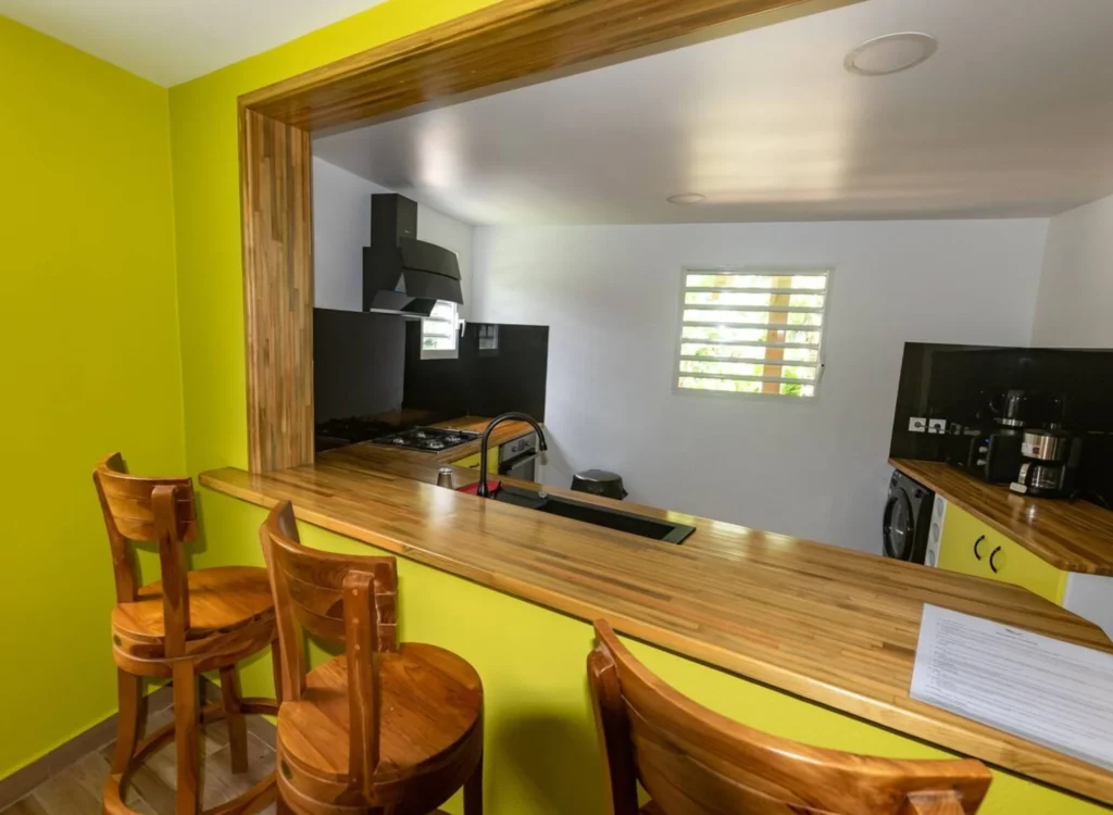 La cuisine hyper équipée du Gîte Bambou Le Berceau de Moïse Le Lamentin Guadeloupe