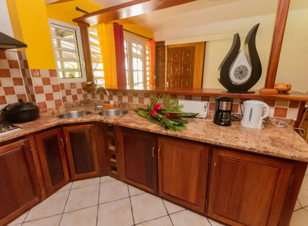La cuisine très bien équipée Gîte Le Multipliant au Berceau de Moise Le Lamentin Guadeloupe