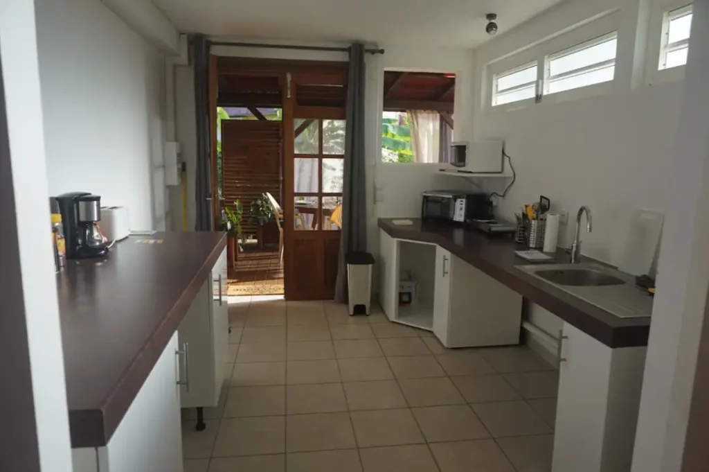 La cuisine très bien équipée du Studio Anolis Caraïbe Créol'Keys à Port-Louis Guadeloupe