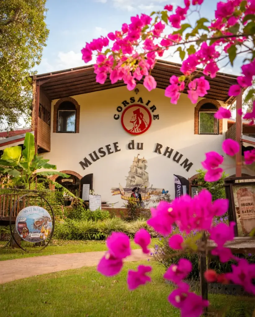 La façade de la Distillerie Reimonenq à Sainte-Rose Guadeloupe