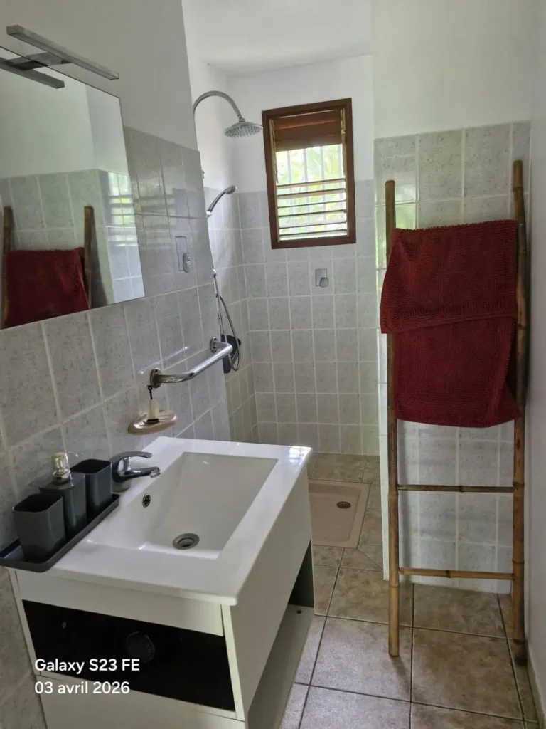 La salle d'eau et la douche aux bungalows de la Villa Bagatelle à Sainte-Rose Guadeloupe