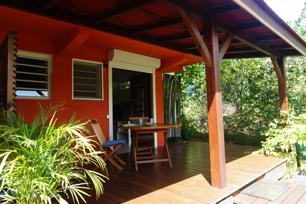 La terrasse couverte avec accès au jardin du studio Colibri Caraïbe Créol'Keys à Port-Louis Guadeloupe