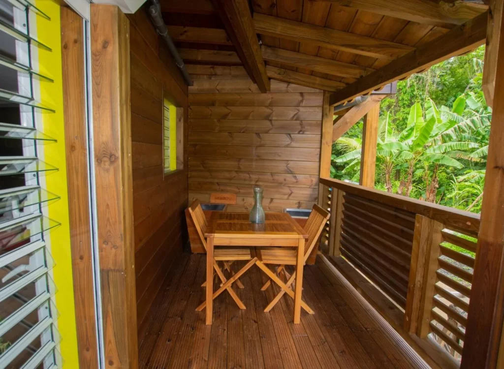 La terrasse et le coin repas du Gîte Bambou Le Berceau de Moïse Le Lamentin Guadeloupe