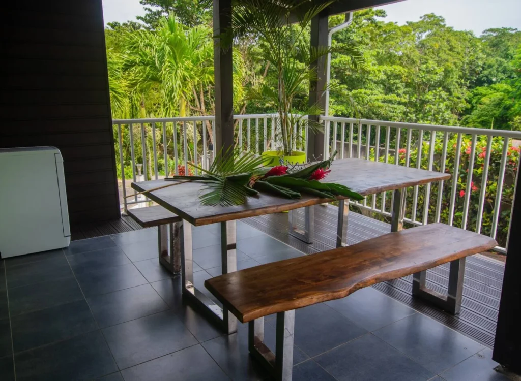 La terrasse et le coin repas du Gîte Hibiscus Le Berceau de Moïse Le Lamentin Guadeloupe