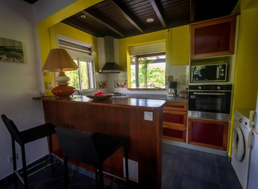 Le coin repas sur comptoir Gîte Alamanda Le Berceau de Moïse Le Lamentin Guadeloupe