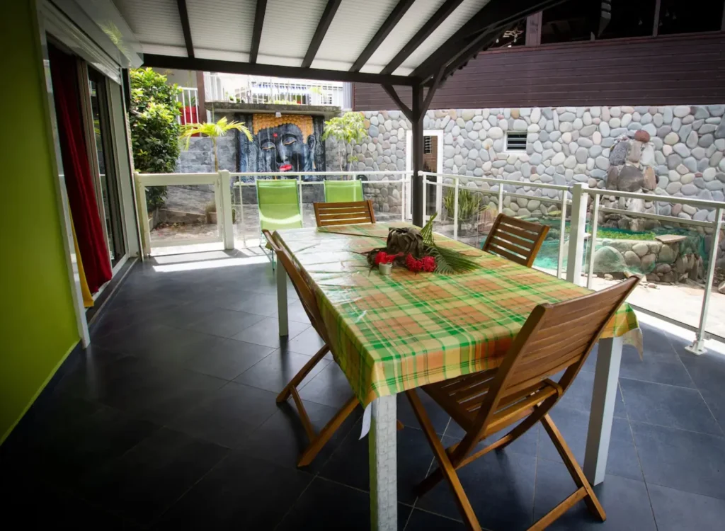 Le coin repas sur terrasse du Gîte Jasmin Le Berceau de Moïse Le Lamentin Guadeloupe
