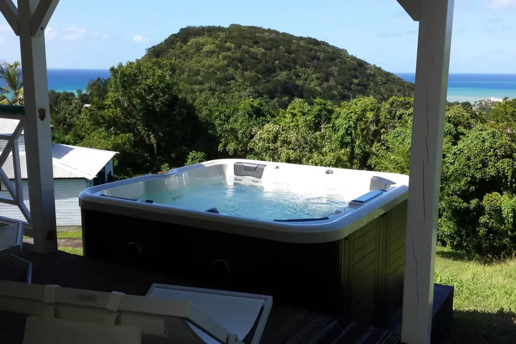 Le jacuzzi du Gîte Soleil Couchant Habitation Pineau à Deshaies Guadeloupe