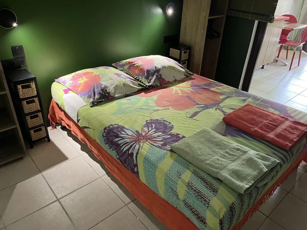 Le lit King Size modulable au studio Colibri Caraïbe Créol'Keys à Port-Louis Guadeloupe