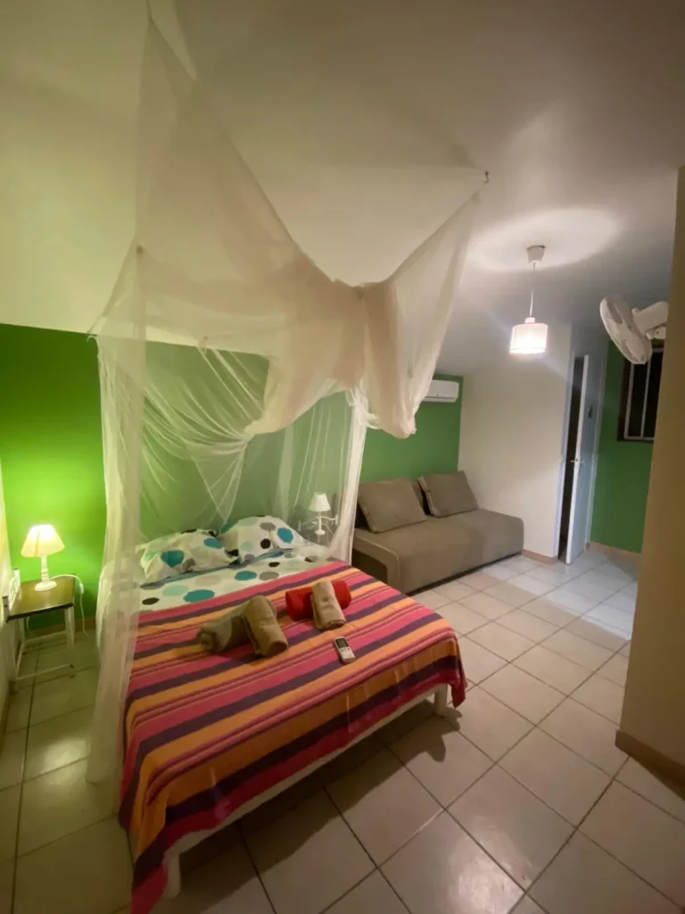 Le lit et le canapé convertible des studios Villa Bagatelle à Sainte-Rose Guadeloupe
