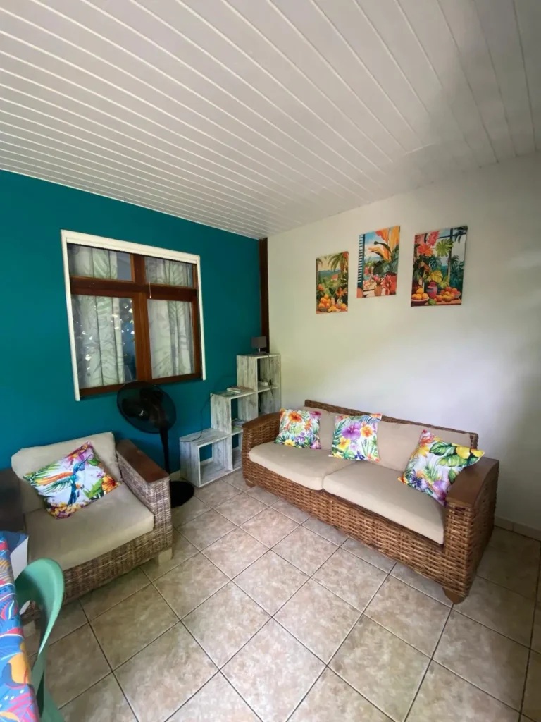 Le séjour ouvert sur le jardin tropical aux Bungalows de la Villa Bagatelle à Sainte-Rose Guadeloupe