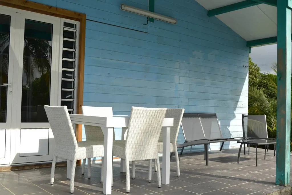 Le terrasse couvert de la Villa Ti Kaz Habitation Pineau à Deshaies Guadeloupe