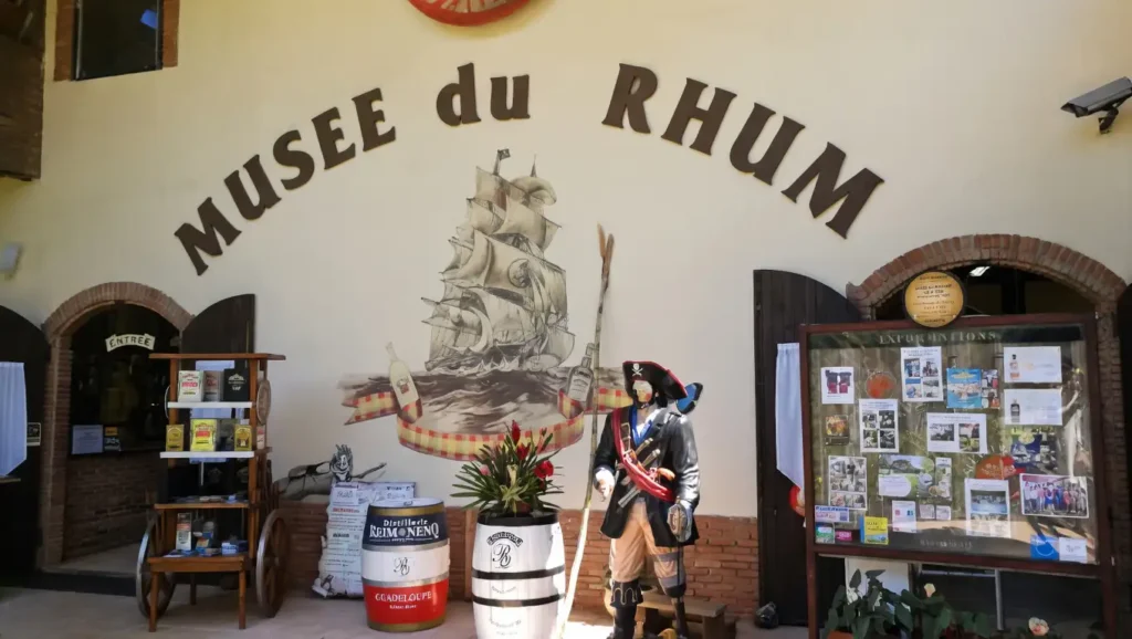L'entrée du musée du Rhum à la distillerie Reimonenq Sainte-Rose Guadeloupe