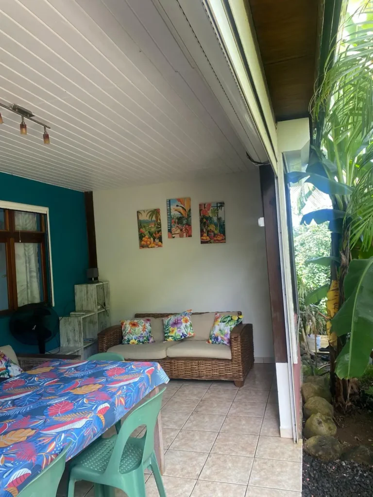 L'entrée d'un Bungalow vue depuis l'extérieur à la Villa Bagatelle à Sainte-Rose Guadeloupe