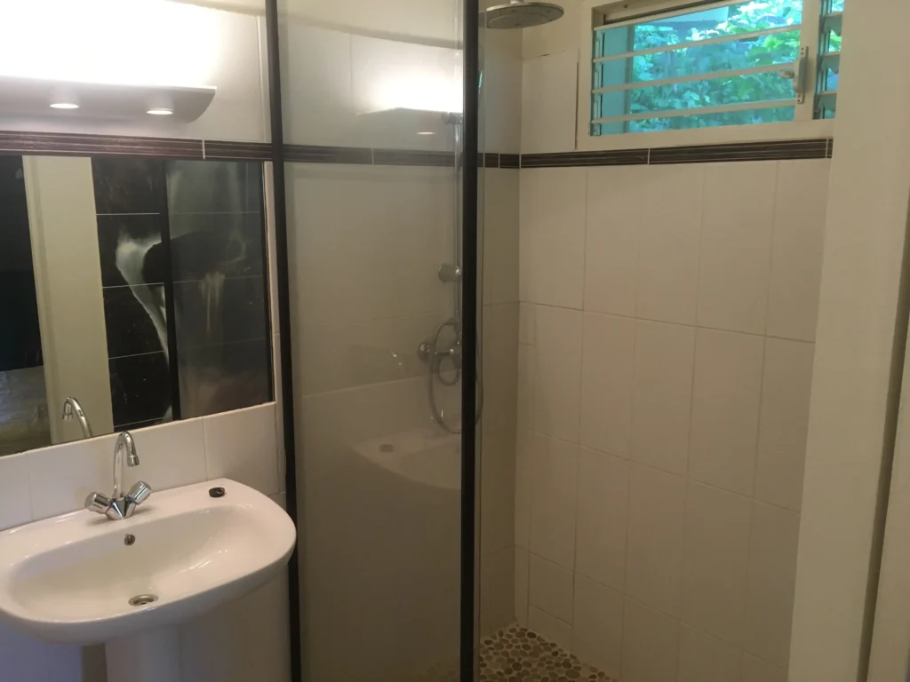 Salle d'eau et douche à l'italienne du studio Colibri Caraïbe Créol'Keys à Port-Louis Guadeloupe