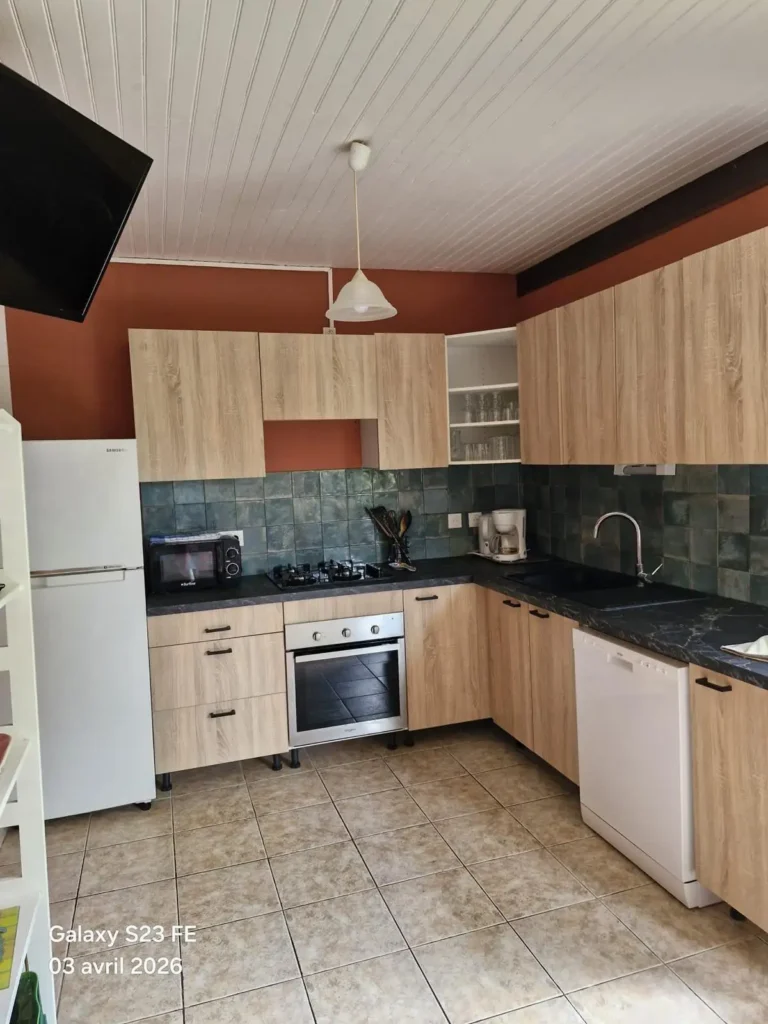 Vue d'une autre cuisine entièrement équipée aux bungalows de la Villa Bagatelle à Sainte-Rose Guadeloupe