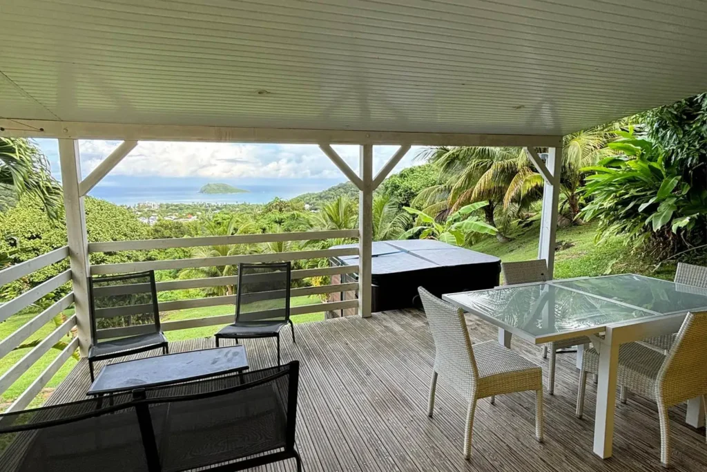 Vue sur la mer depuis la terrasse du Gîte Soleil Couchant Habitaion Pineau à Deshaies Guadeloupe